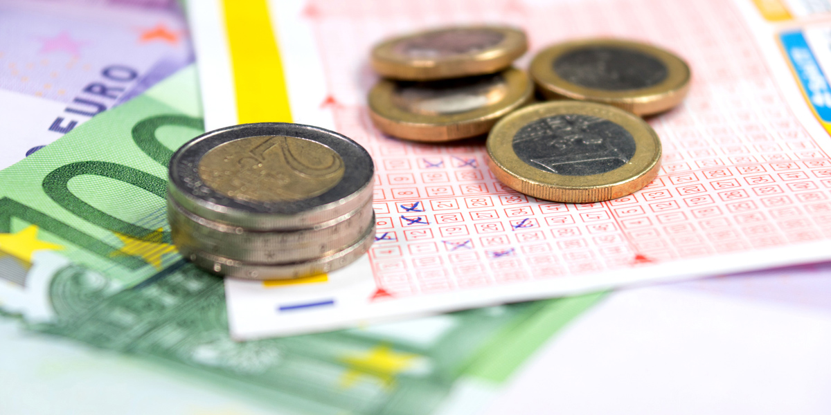 Lottoschein und Geld; Foto: © stadtratte / Fotolia