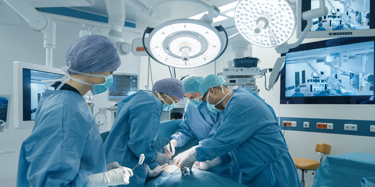 Ein Team von Ärzten bei einer Operation in einem modern ausgestatteten Operationsraum, Foto: © Gorodenkoff / Fotolia