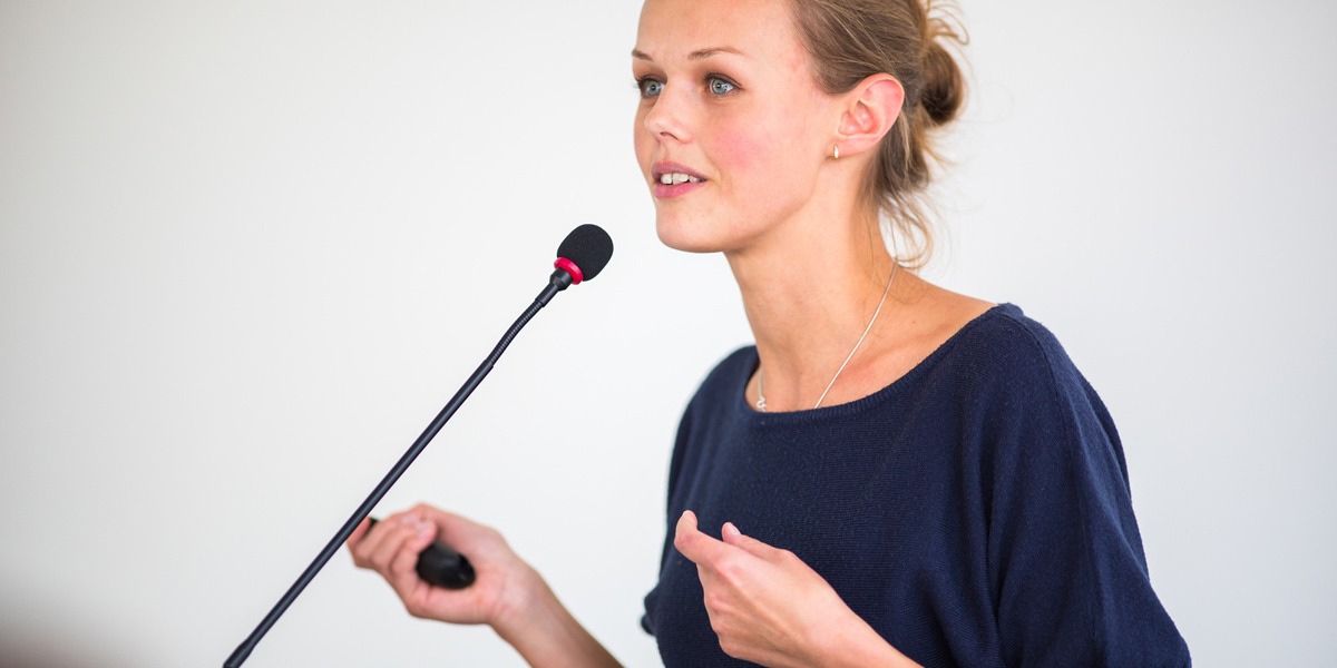 Eine Frau hält eine Rede, Foto: © lightpoet / Fotolia