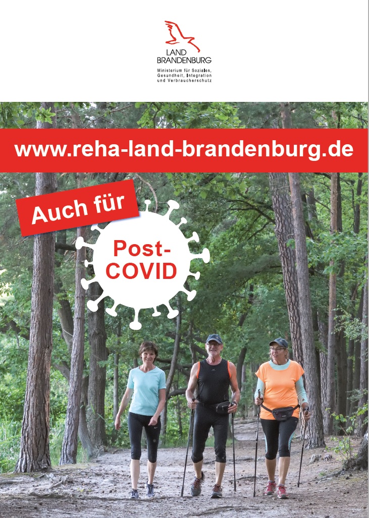 Bild vergrößern (Bild: Auf der Titelseite des Faltblatts "Reha-Land-Brandenburg auch für Post-Covid" sind drei Personen abgebildet, die durch einen Wald laufen.)